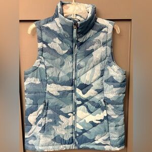 The North Face 550 Down Puffer Vest Camo Womens Medium Outerwear Ski Snowboard
